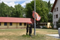 Zdjęcie sztandaru na zakończenie Obozu Młodzieżowych Drużyn Pożarniczych